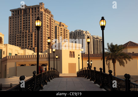 Ponte e edifici di La Perla, Doha in Qatar Foto Stock