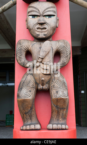 Speleologia Maori sul pou custode (post) all'Arataki Visitor Center, Waitakere gamme Parco Regionale. Foto Stock