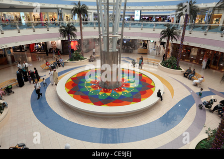 Interno del Marina Mall di Abu Dhabi, Emirati Arabi Uniti Foto Stock