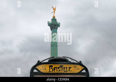 La stazione metropolitana di Bastille con la colonna del luogo in background Foto Stock