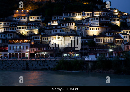 La città di Berat, Albania di notte Foto Stock