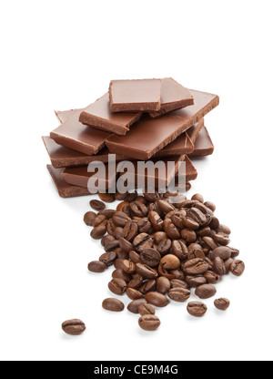 Una barretta di cioccolato e granella di caffè isolato su bianco Foto Stock