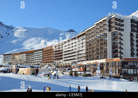 Appartamenti, negozi, appartamenti, hotels ski resort, sciatori, Tignes Le Lac, Vanoise parco naturale, Savoire, Rhone-Alpes, Francia, Europa Foto Stock