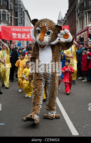 Tiger in parata al Capodanno cinese 2012 l'Anno del Dragone in Chinatown Londra Inghilterra REGNO UNITO Foto Stock