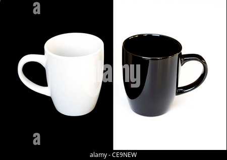 In bianco e nero sulle tazze in bianco e nero Foto Stock