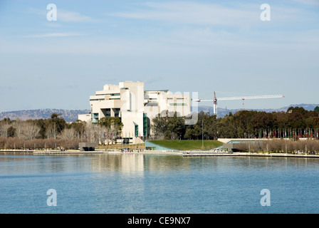 La Australian High Court edificio, accanto al lago Burley Griffin, Canberra, Australia Foto Stock