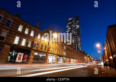 Un colpo di Deansgate guardando verso Beetham Tower a tarda sera cielo notturno in Manchester, UK. Foto Stock