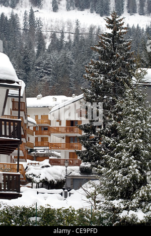 Chalets per le vacanze in un italiano ski resort vicino al confine Francese Foto Stock