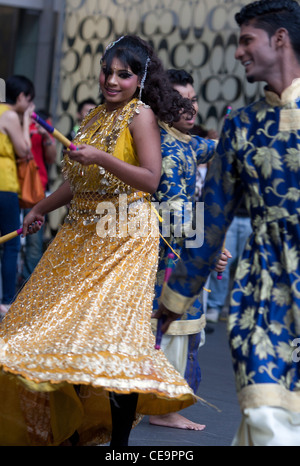 Deepavali festival indù celebrazione danza il 23 ottobre 2011presso il Padiglione centro commerciale di Kuala Lumpur. Foto Stock