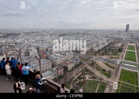 Panorama di Parigi dal primo piano della Torre Eiffel con il jardins de Mars Foto Stock