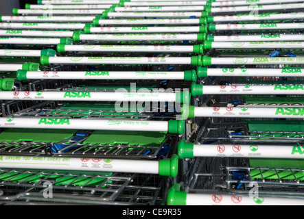 Asda carrelli di shopping Foto Stock