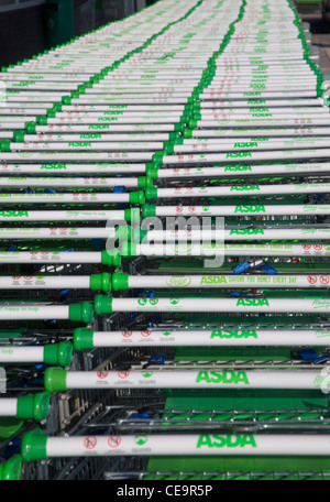 Asda carrelli impilati in una linea Foto Stock