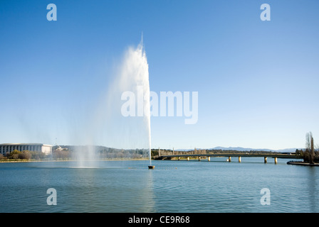 Il Captain Cook Memorial getto d'acqua, il Lago Burley Griffin, Canberra, Australia Foto Stock