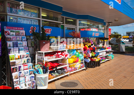 Regali di natale, schede e palle da spiaggia in vendita su $2 Mart. Una colorata vetrina in Orewa, Isola del nord, Nuova Zelanda. NZ Foto Stock