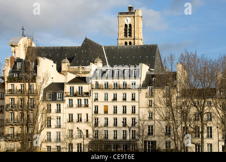 Un edificio di appartamenti nei pressi del Fiume Senna, Parigi, Francia Foto Stock