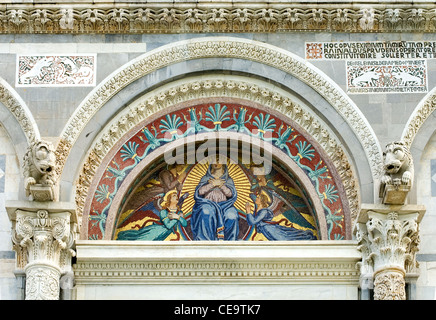 Un mosaico ornata al di sopra di un ingresso a Pisa Cattedrale (Catedral de Pisa), Italia Foto Stock