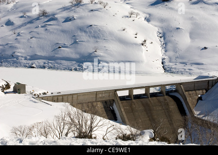 Una delle dighe incluso nelle montagne innevate Hydro-Electric schema, al Guthega, Nuovo Galles del Sud, Australia Foto Stock