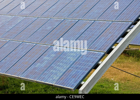 Una banca di pannelli solari in una Energia Solare farm, Nuovo Galles del Sud, Australia Foto Stock