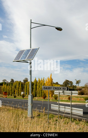 Un pannello solare collegato ad una luce di strada adiacente a una strada vicino a Orange, Nuovo Galles del Sud, Australia Foto Stock