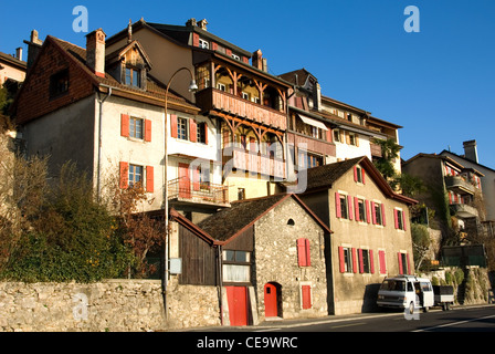 Case a schiera adiacente ad una strada di campagna vicino al Lago di Ginevra, Svizzera Foto Stock