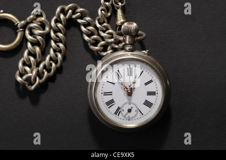 Vintage orologio da tasca con catena su sfondo nero Foto Stock