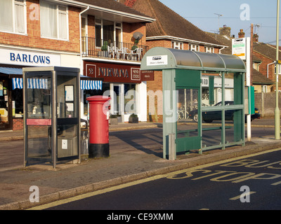 Sfilata di negozi locali con casella telefono, casella postale e il bus shelter in batteria Olivers un sobborgo di Winchester, Hampshire. Inghilterra Foto Stock