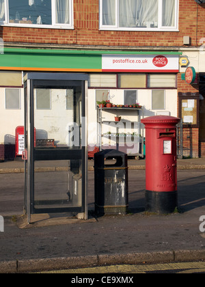 Sfilata di negozi locali con casella telefono, casella postale e il bus shelter in batteria Olivers un sobborgo di Winchester, Hampshire. Inghilterra Foto Stock