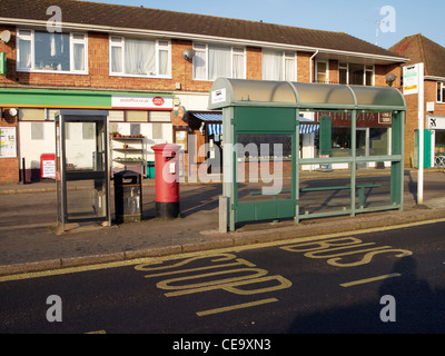 Sfilata di negozi locali con casella telefono, casella postale e il bus shelter in batteria Olivers un sobborgo di Winchester, Hampshire. Inghilterra Foto Stock