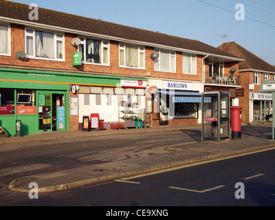 Sfilata di negozi locali con casella telefono, casella postale e il bus shelter in batteria Olivers un sobborgo di Winchester, Hampshire. Inghilterra Foto Stock