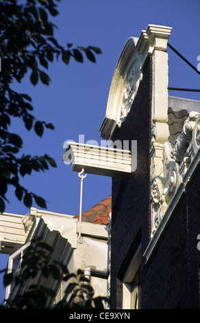 I ganci e le travi vengono utilizzati per il sollevamento di mobili di vecchi edifici olandese. Amsterdam, Olanda. Foto Stock