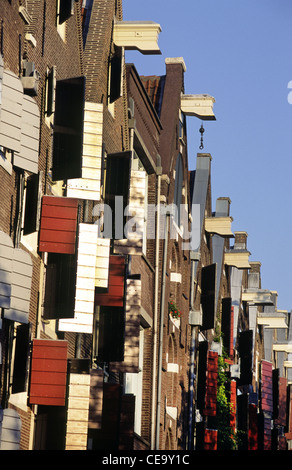 I ganci e le travi vengono utilizzati per il sollevamento di mobili di vecchi edifici olandese. Amsterdam, Olanda. Foto Stock