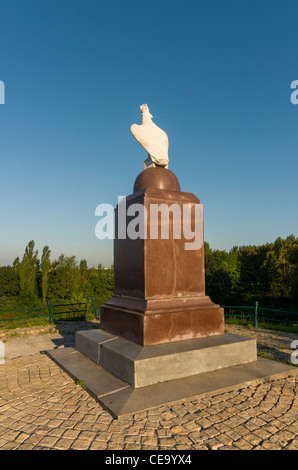 Eagle sul plinto monumento di Jan Matejko sulla cima di Wanda Mound (Kopiec Wandy) in Mogiła, Nowa Huta, Cracovia in Polonia Foto Stock