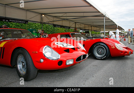 1962 Ferrari 250 GTO e 1961 Ferrari 250 GT 'Breadvan' nel paddock al 2011 Goodwood, Sussex, Regno Unito. Foto Stock