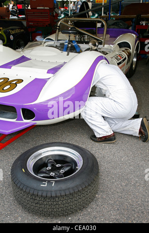 1965 Chevrolet McLaren M1b in lavorazione da parte del meccanico nel paddock al 2011 Goodwood, Sussex, Regno Unito. Foto Stock