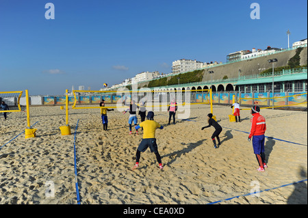 Azione sui campi da beach volley presso il Centro Yellowave Brighton Seafront SUSSEX REGNO UNITO Foto Stock