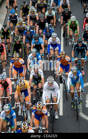 Vista del Peloton dal di sopra durante la corsa su strada dello stadio 8 del tour della Gran Bretagna 2011 Foto Stock