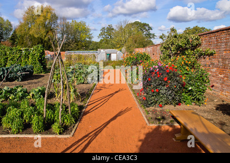 I giardini e la fattoria di packwood house warwickshire prese fom sentieri pubblici strade e accesso Foto Stock