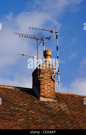 Una antenna TV sul tetto di una casa Foto Stock