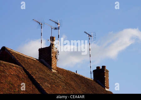 Una antenna TV sul tetto di una casa Foto Stock