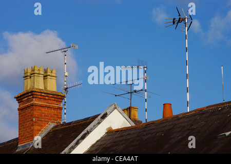 Una antenna TV sul tetto di una casa Foto Stock