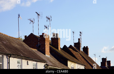 Una antenna TV sul tetto di una casa Foto Stock