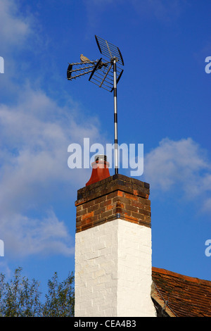 Una antenna TV sul tetto di una casa Foto Stock