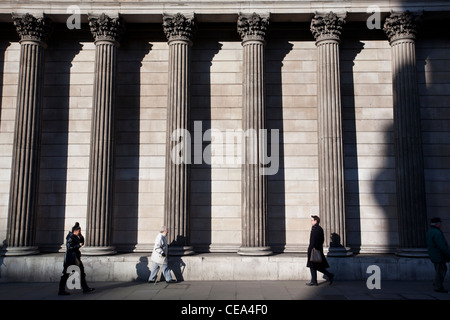 Pilastri al di fuori della Banca di Inghilterra su Threadneedle Street, City of London. Foto:Jeff Gilbert Foto Stock