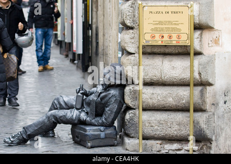 Artista di strada di eseguire per i soldi per le strade di Roma Italia Foto Stock