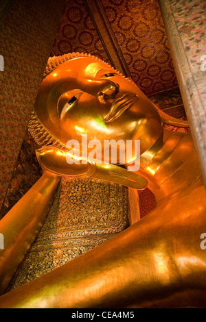 Giant Golden Buddha Reclinato, Wat Po Tempio Phra Nakhon district, Bangkok, Thailandia. Foto Stock