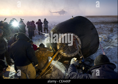 Expedition 29 equipaggio terre russian supporto personale a lavorare per aiutare a ottenere i membri dell'equipaggio fuori della Soyuz TMA-02m navicelle dopo che la capsula è atterrato con spedizione 29 commander mike fossum e gli ingegneri di volo sergei volkov e satoshi furukawa in una zona remota al di fuori della città di arkalyk, Kazakistan, a 9:26 p.m. est su lunedì, nov. 21, 2011 (8:26 a.m. martedì, nov. 22, 2011, Kazakistan tempo). astronauta della NASA fossum, cosmonauta russo volkov e Japan Aerospace exploration agency astronauta furukawa sono di ritorno da più di cinque mesi a bordo della Stazione spaziale internazionale. Foto Stock