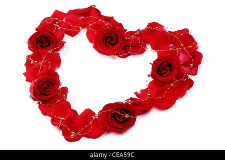 Cuore rosso di petali di rosa isolato su bianco Foto Stock