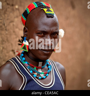 Ritratto di giovane Hamer uomo indossa ornamenti in perline Etiopia Foto Stock