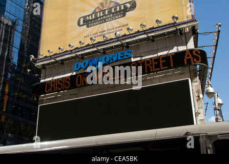 Times Square zipper racconta di una crisi a Wall Street. Foto Stock