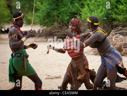 Hamer donna a lottare per essere flogged prima dal grande Whipper durante la celebrazione Bull Jumping cerimonia Etiopia Foto Stock